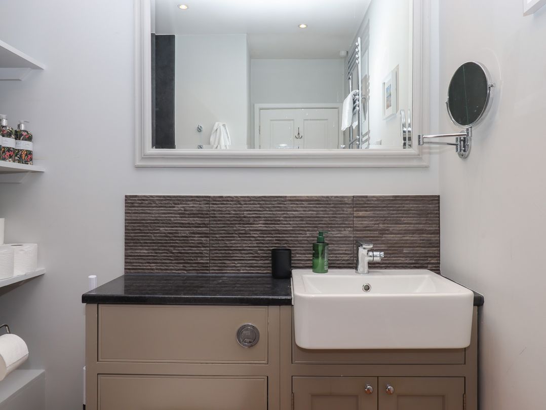 15 Summerland Avenue