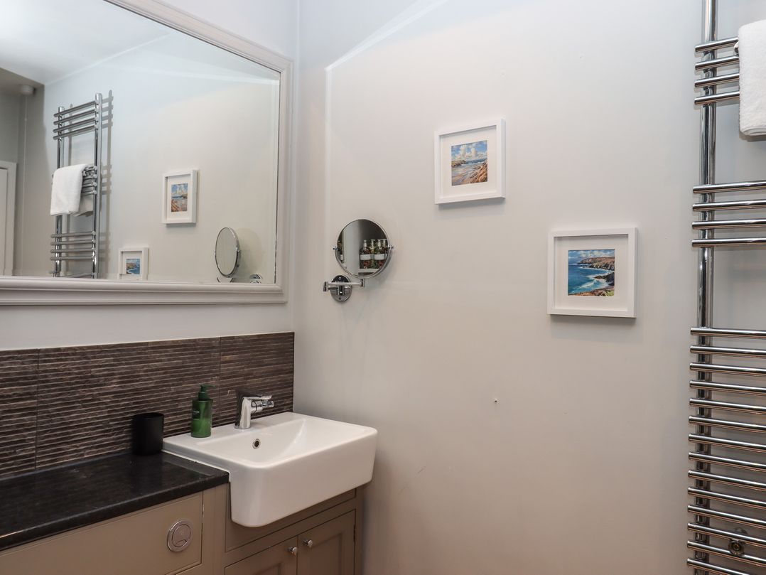 15 Summerland Avenue