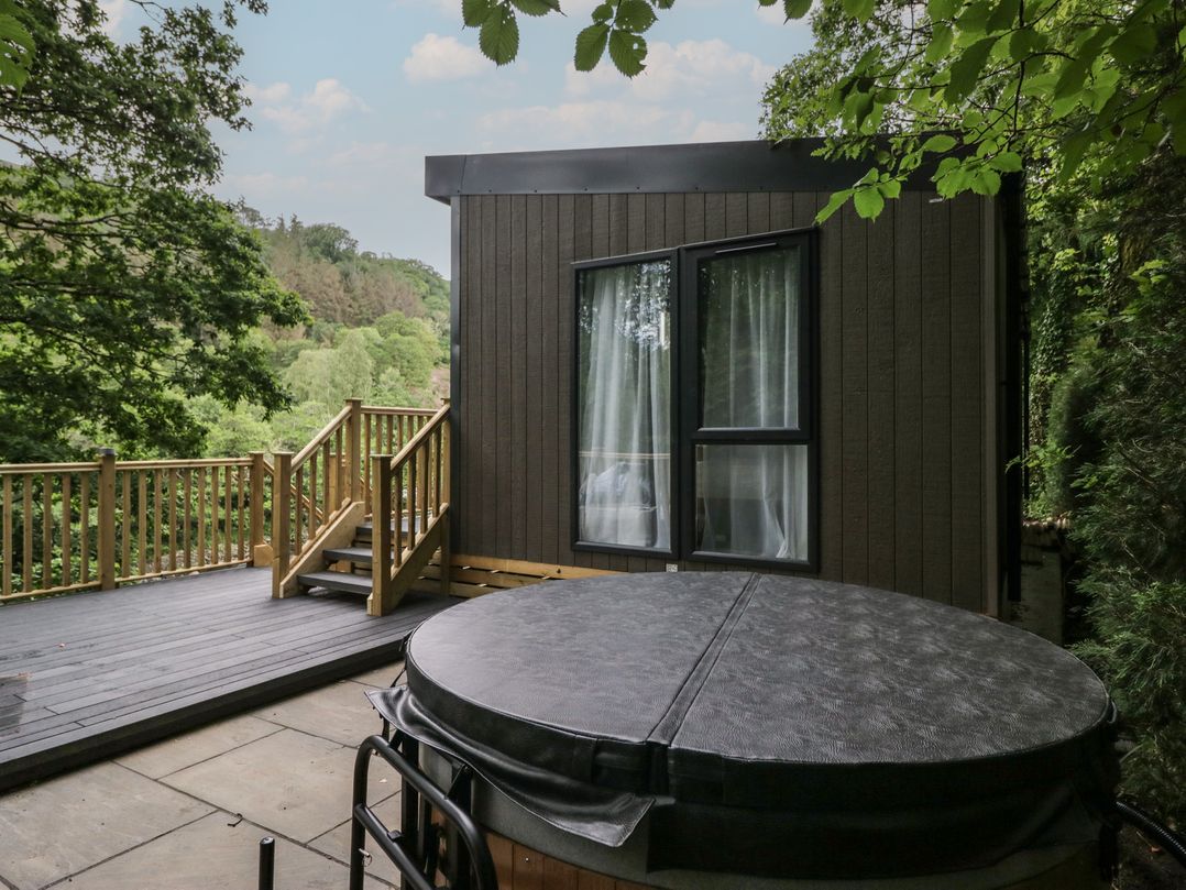 Hodge Luxury Pod