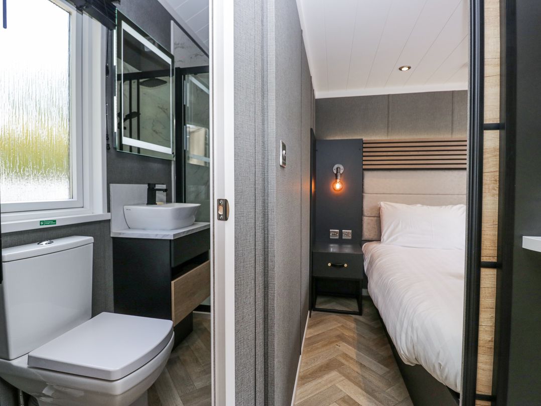 Woof Luxury Family Pod