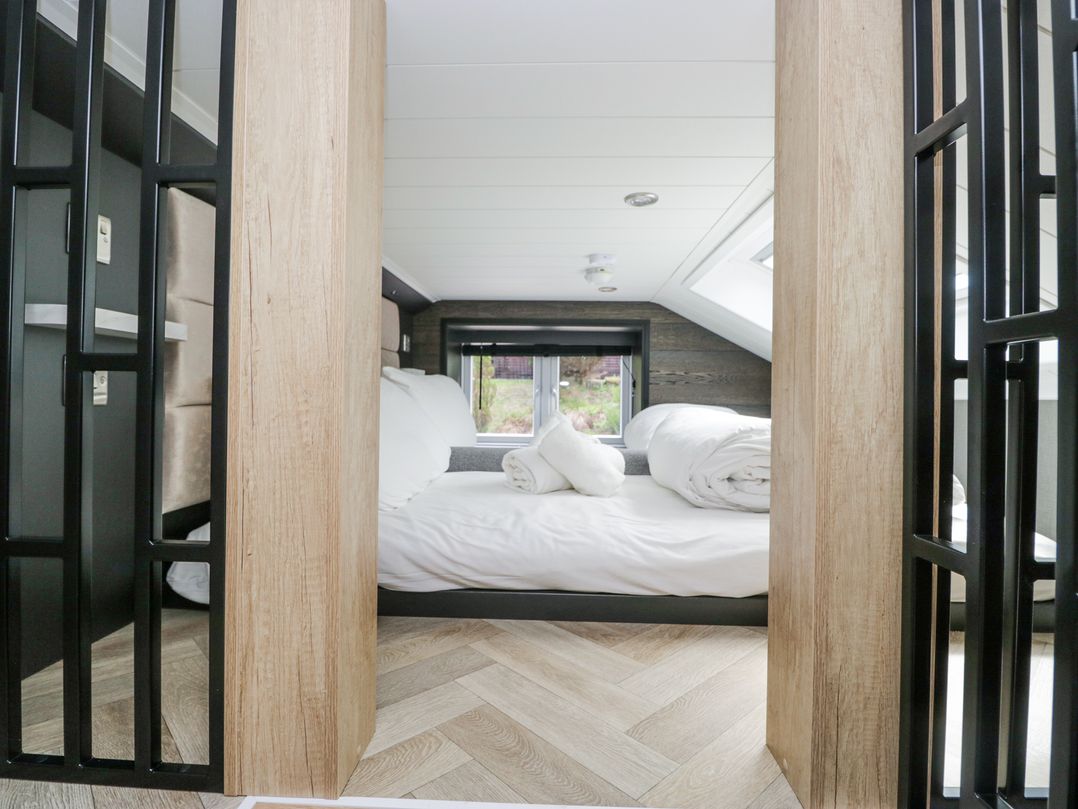 Woof Luxury Family Pod