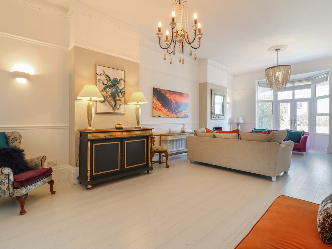 Marine House - Amazing beachside location