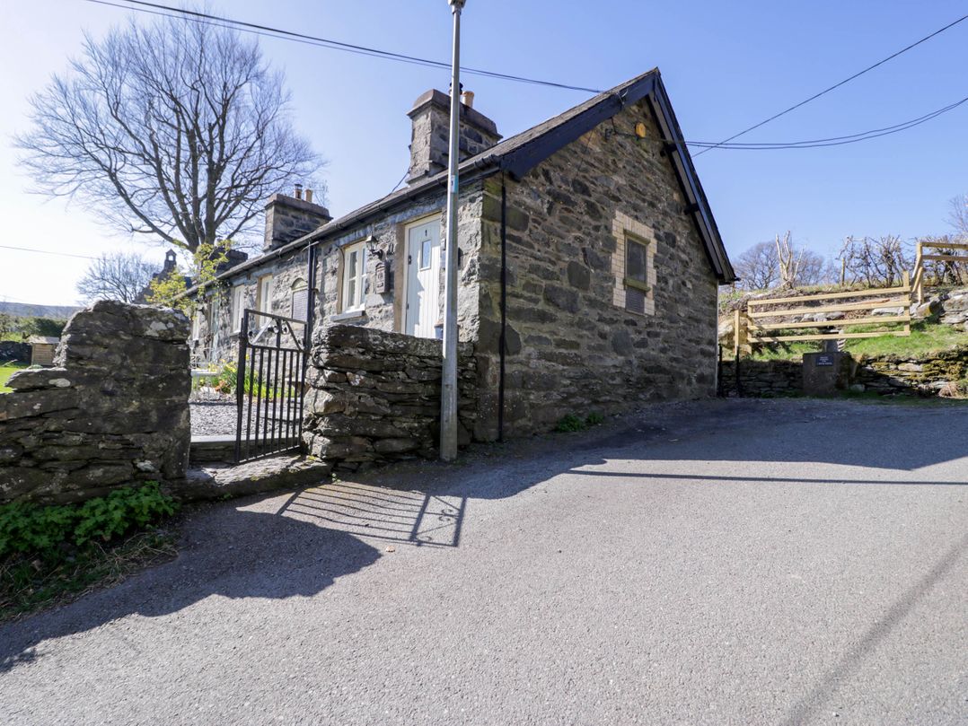 1 Bryn Ysgol