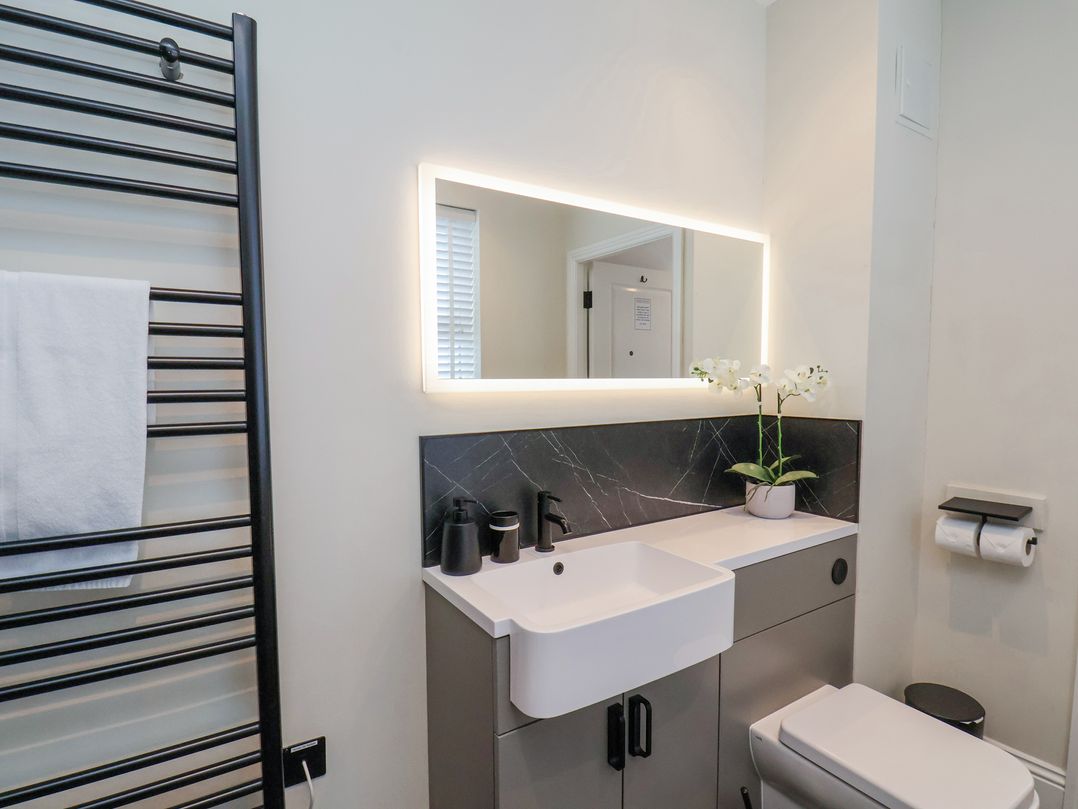 The Salisbury Apartment 404