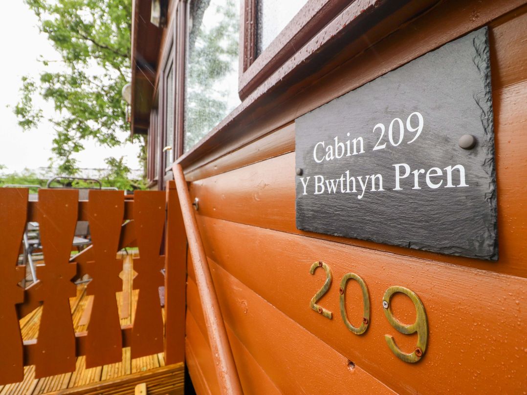 Y Bwthyn Pren,  Cabin  209,