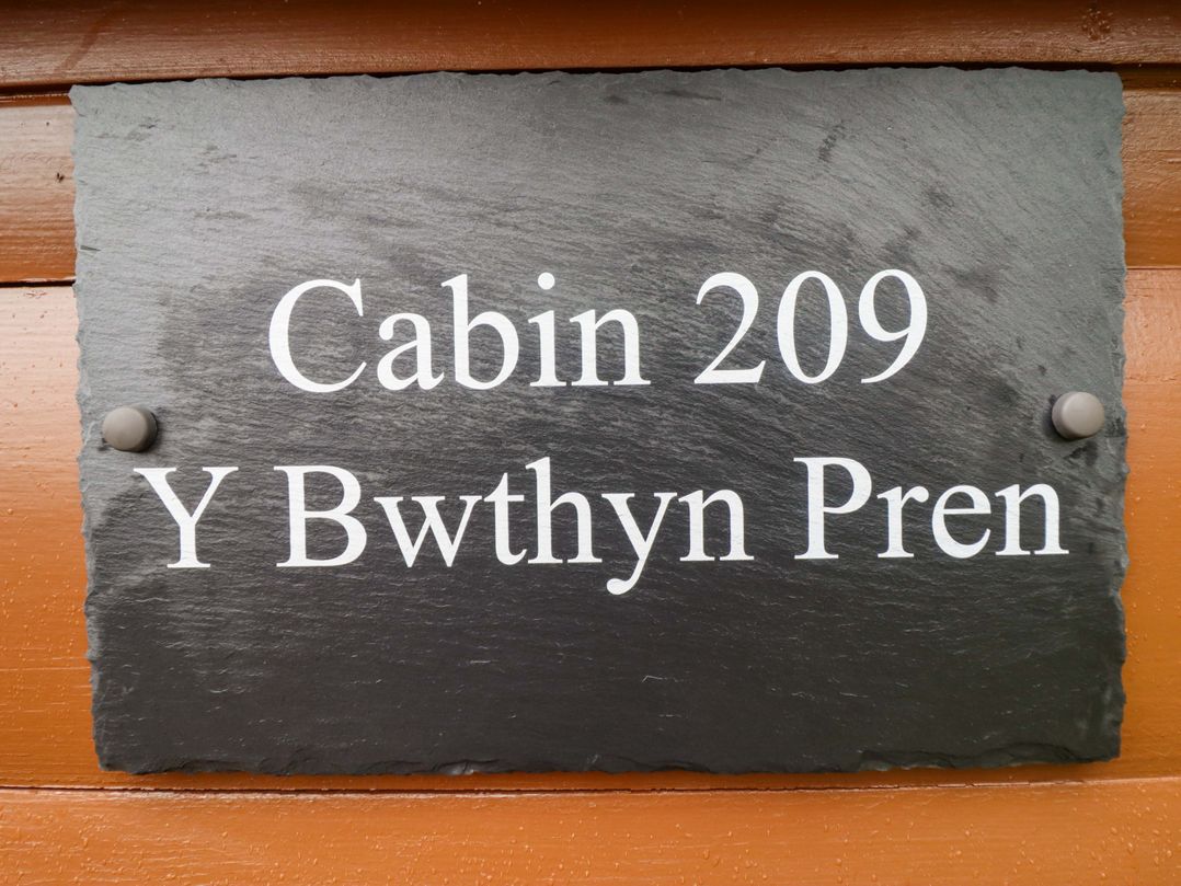 Y Bwthyn Pren,  Cabin  209,