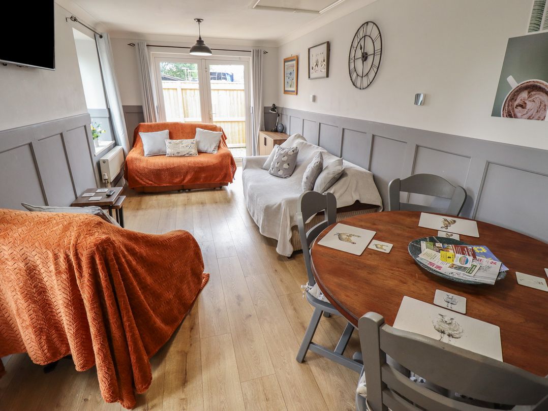 A living room with sofas and a dining table at Southfields Annex Little Carlton near Louth