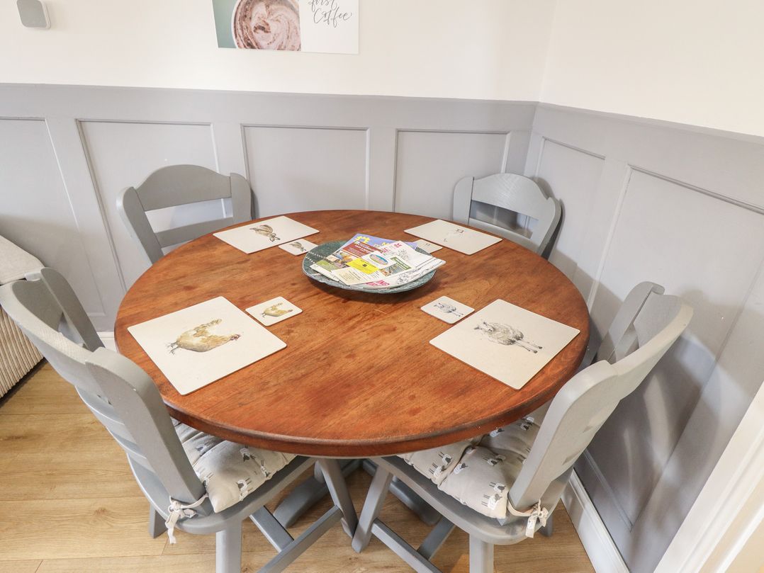 A dining room with a round table and four chairs at Southfields Annex Little Carlton near Louth