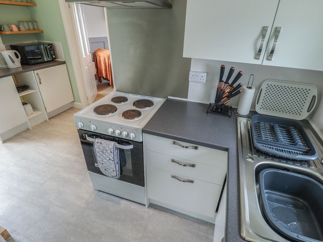 A kitchen with an oven and microwave at Southfields Annex Little Carlton near Louth