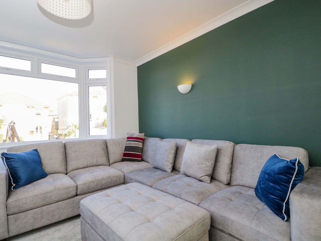 6 Newbridge Gardens