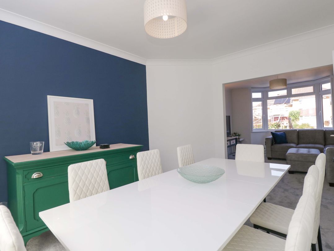 6 Newbridge Gardens