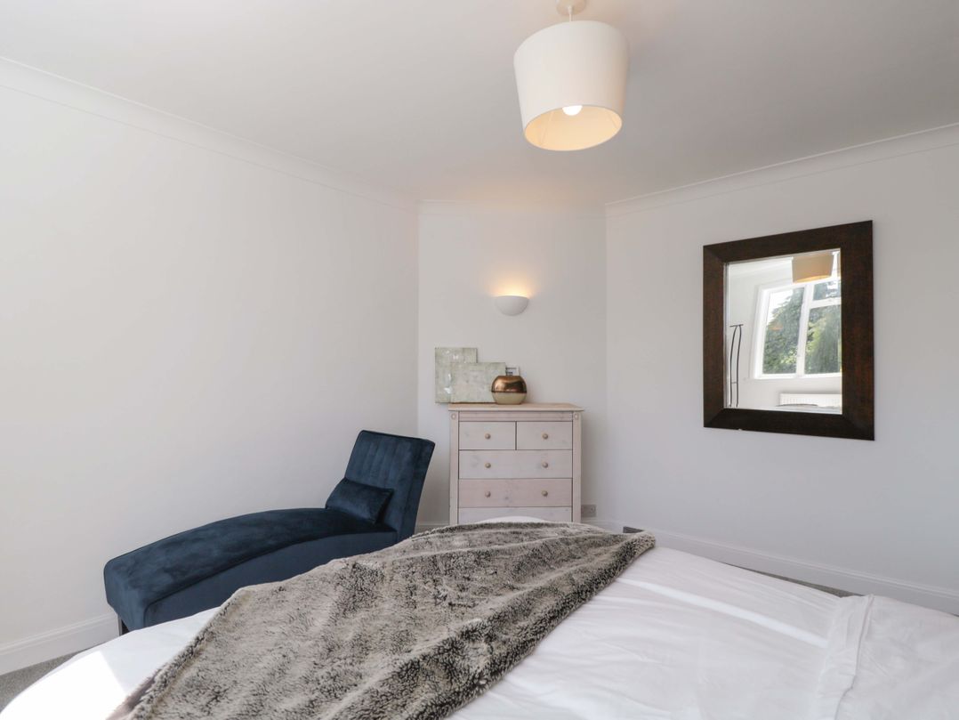 6 Newbridge Gardens