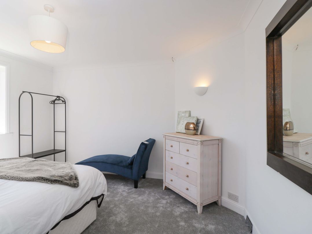 6 Newbridge Gardens