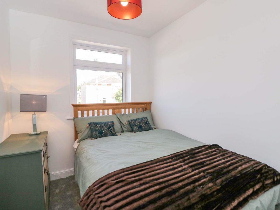 6 Newbridge Gardens
