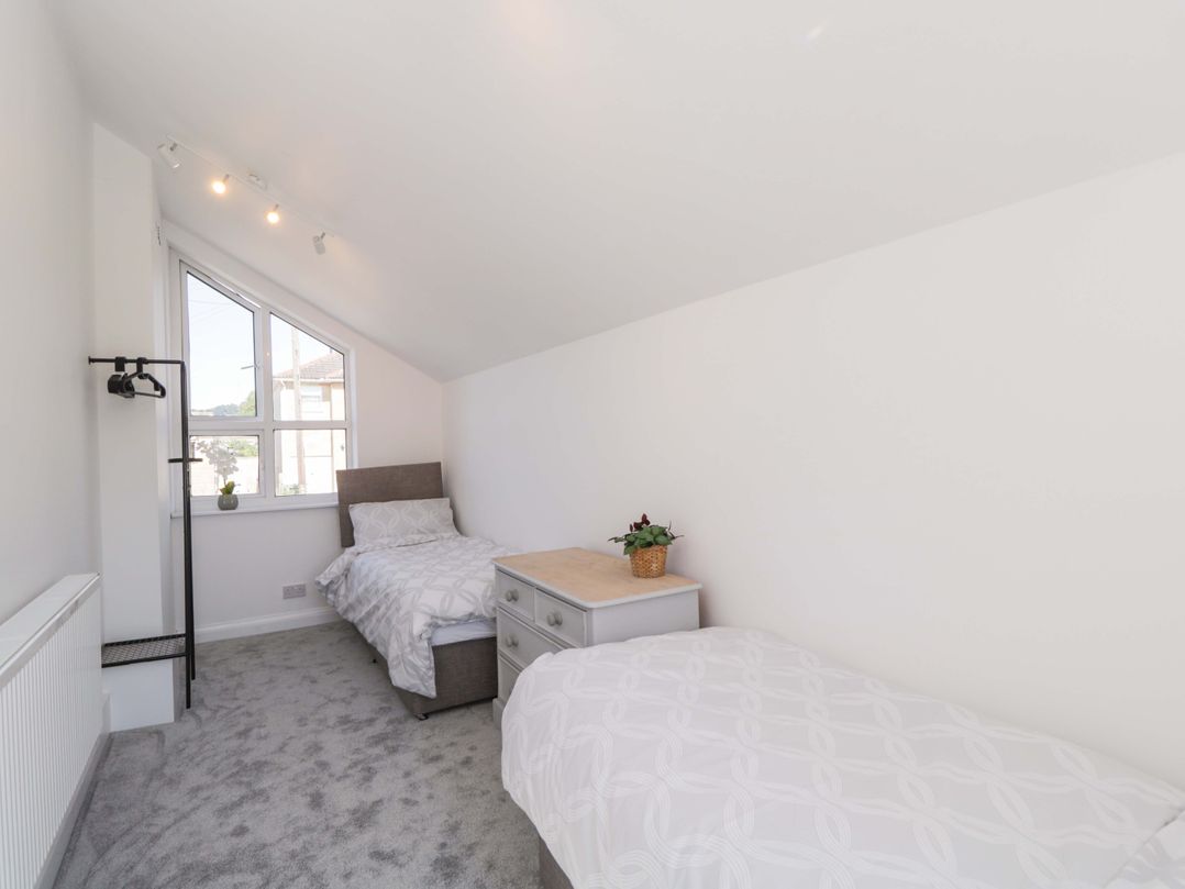 6 Newbridge Gardens