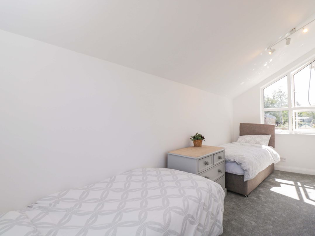 6 Newbridge Gardens