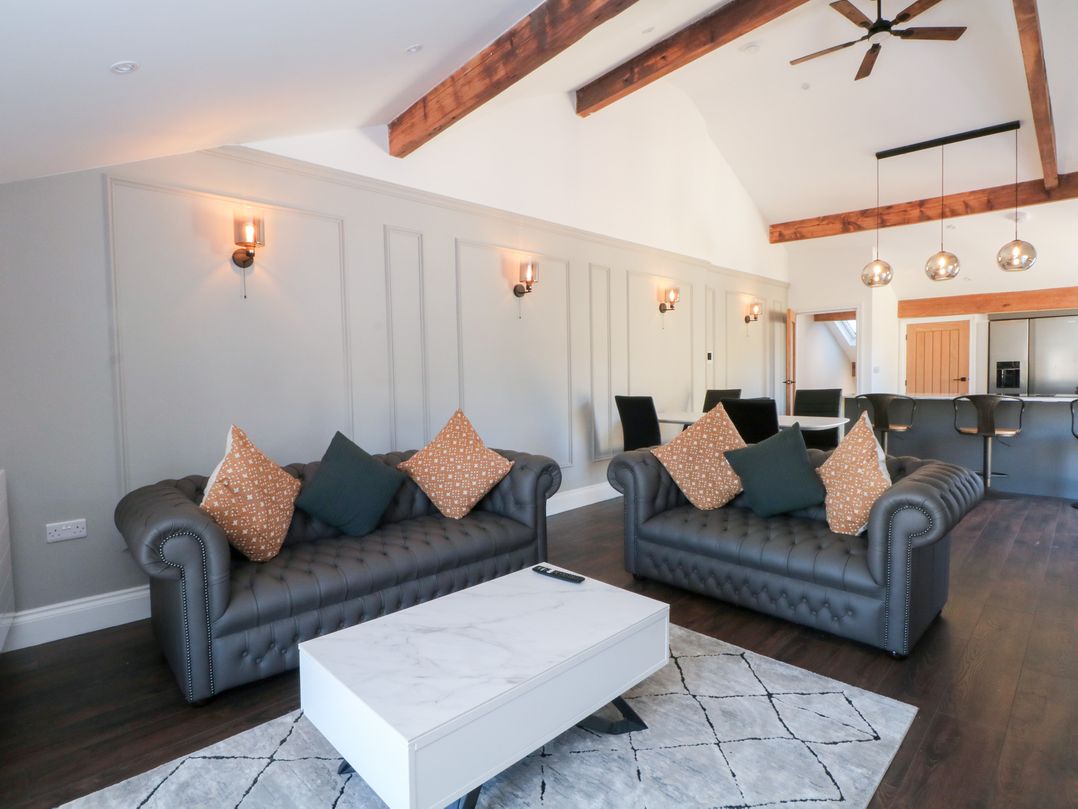 The Penthouse at 86, Rossendale - Sleeps 6 guests