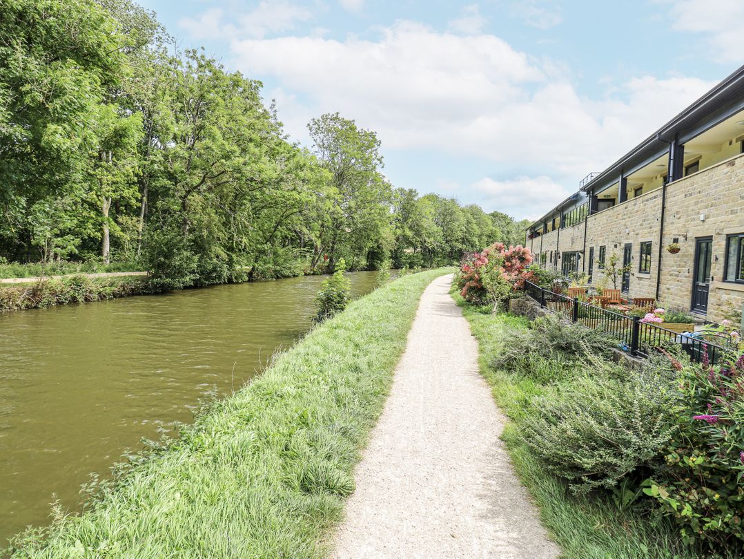 Canal View Apartment