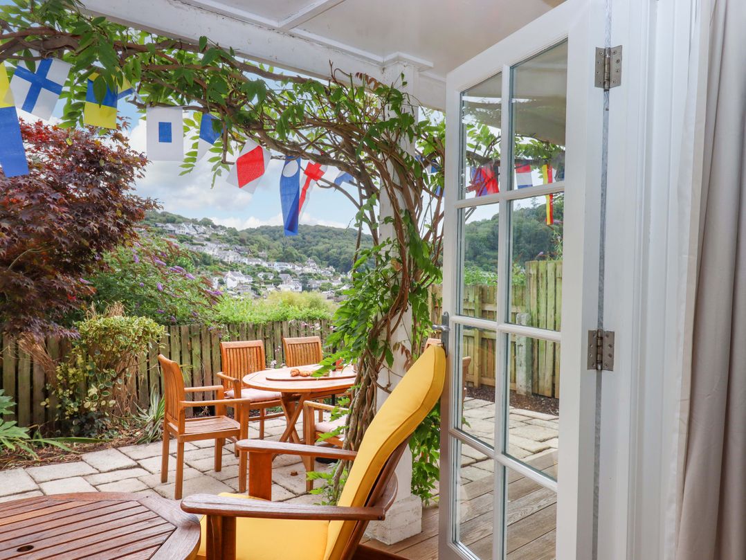 An outdoor area with a table and chairs at The Porthole in Newton Ferrers
