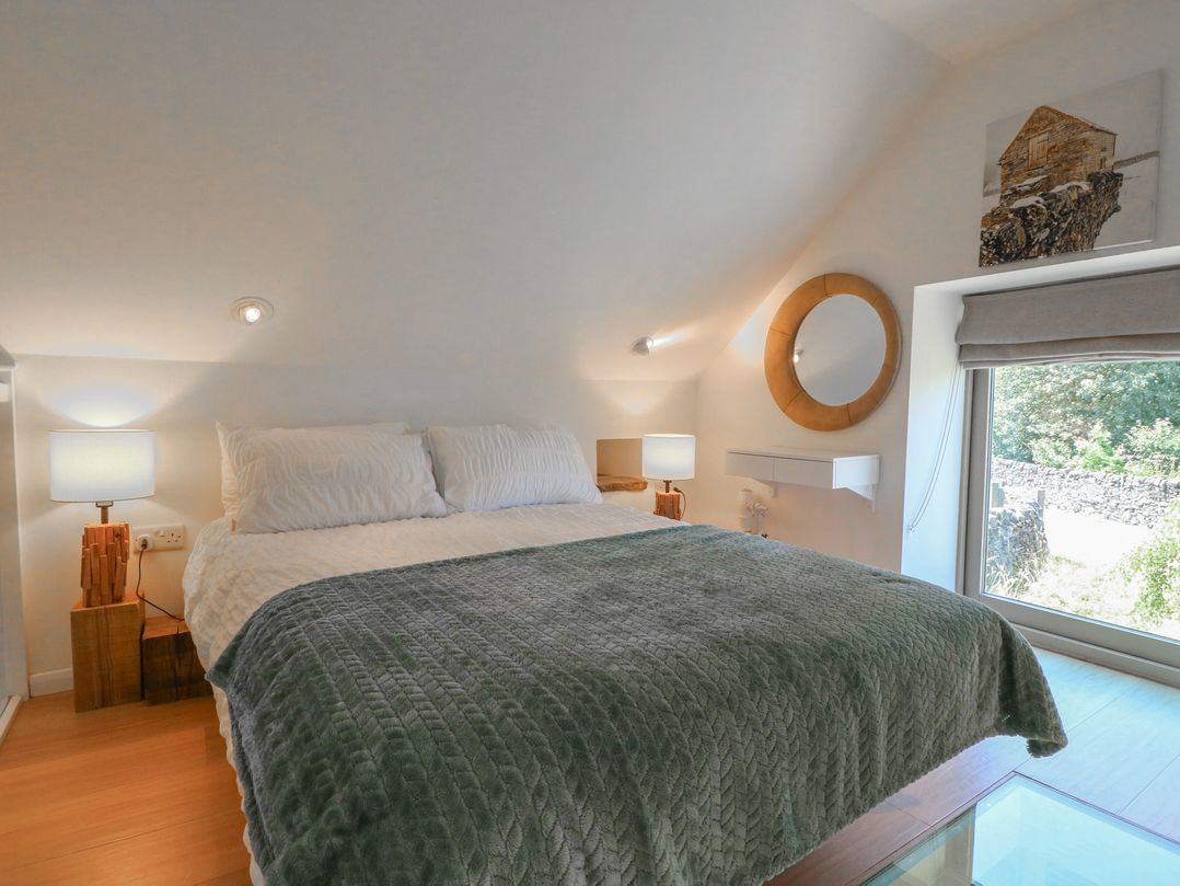 A bedroom with a bed and lamps at Little Barn in Grindon