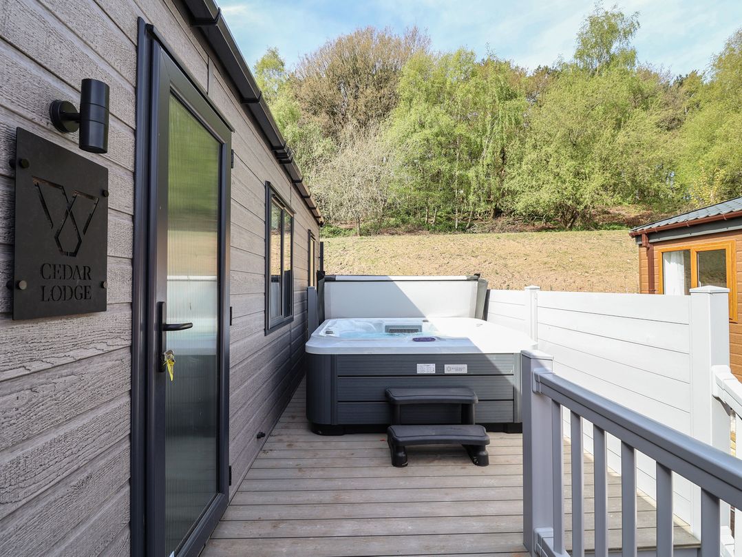 Cedar Lodge 3 Bedrooms with hot tub