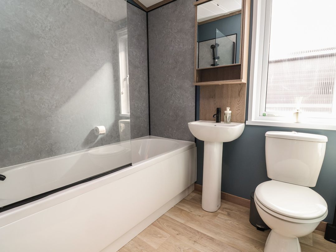 Cedar Lodge 3 Bedrooms with hot tub