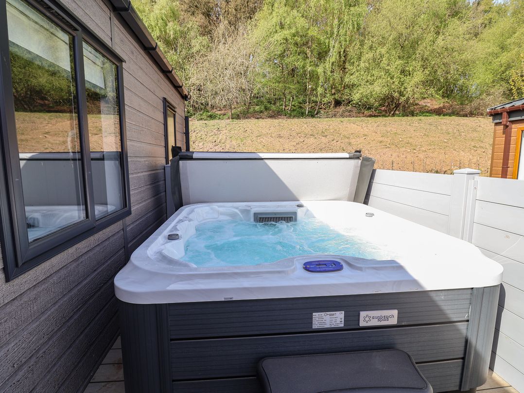 Cedar Lodge 3 Bedrooms with hot tub