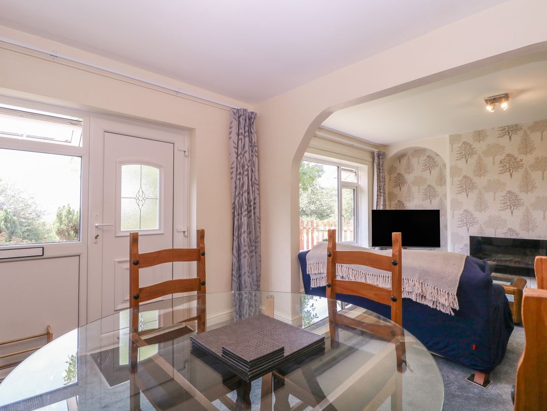 24 Cefn Court
