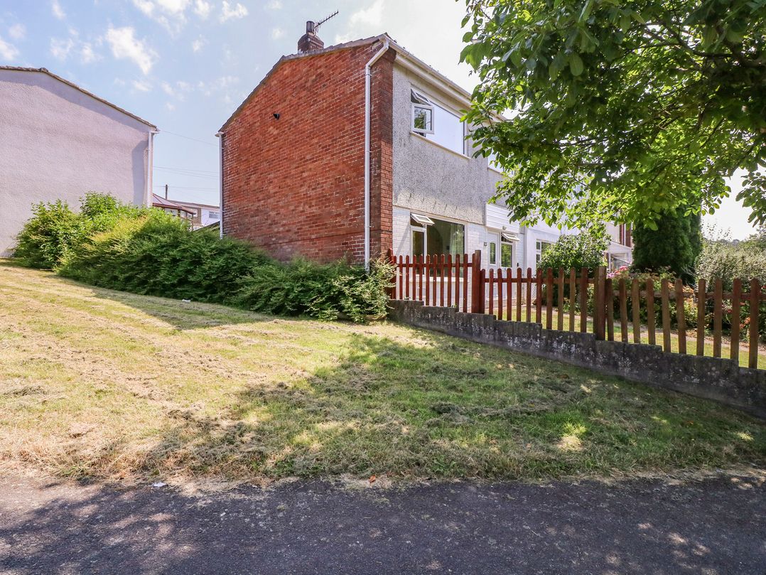 24 Cefn Court