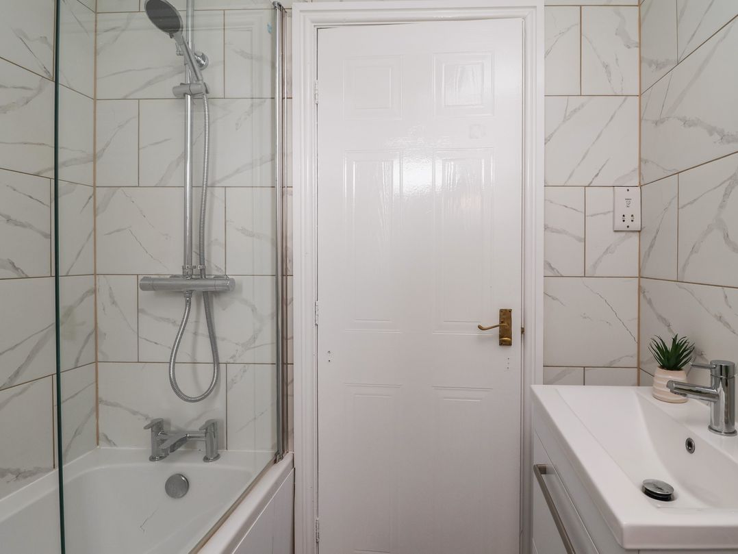 31 Llys Ogwen