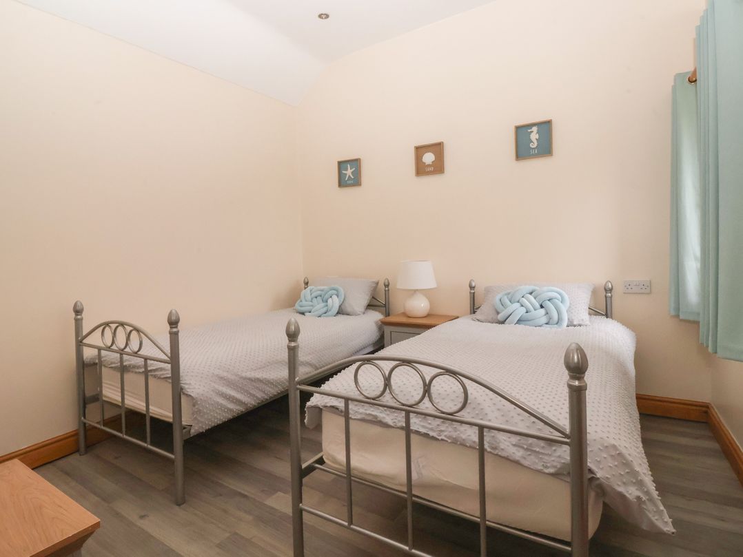 A bedroom with two single beds at Meadow View in Tunstall near Withernsea