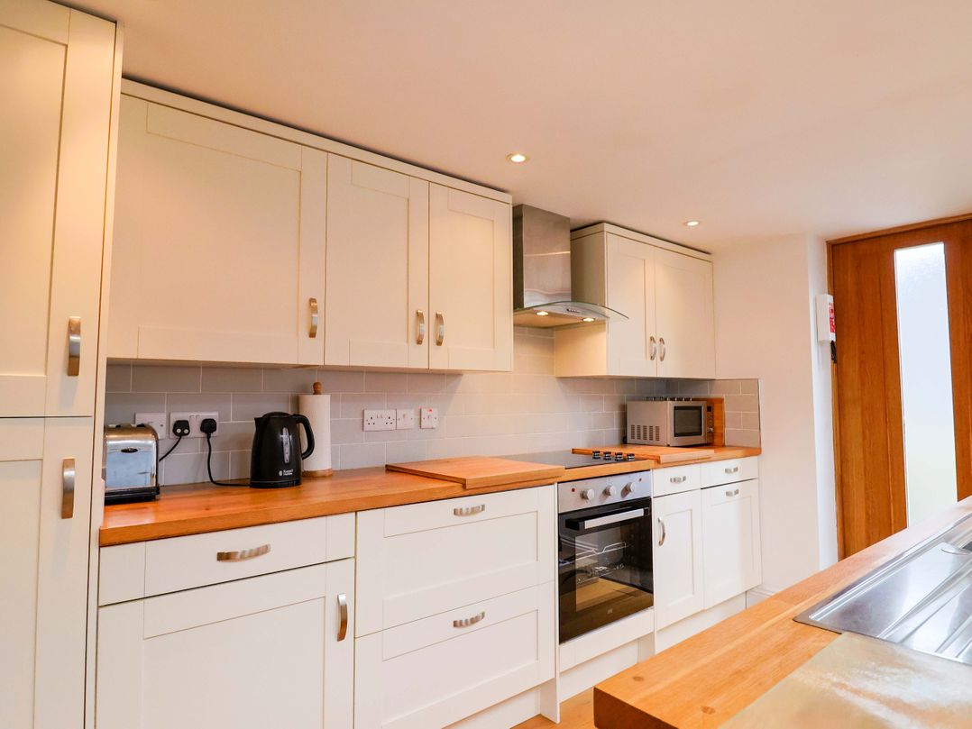 4 Peaslands Road