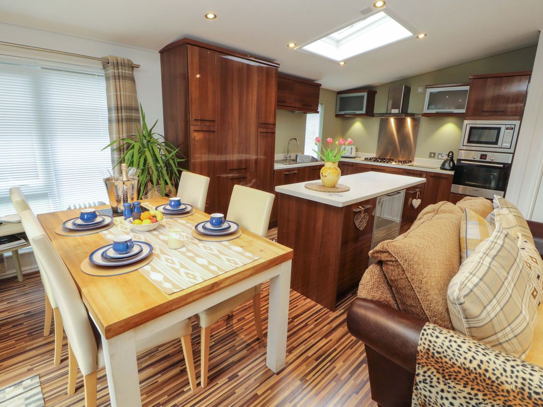 Jodene Lodge, Redwood 2