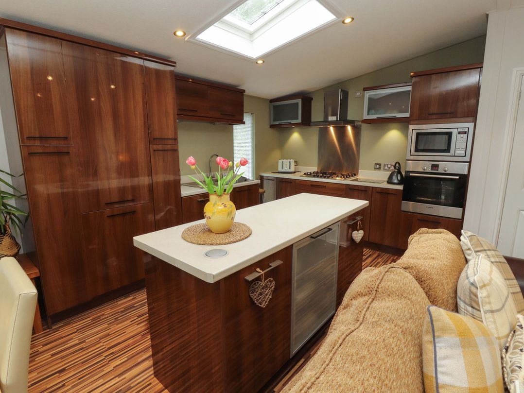 Jodene Lodge, Redwood 2