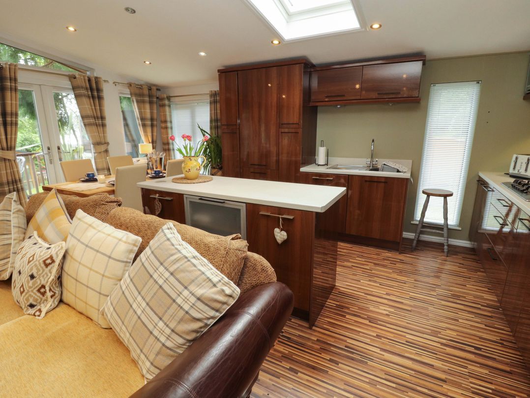 Jodene Lodge, Redwood 2