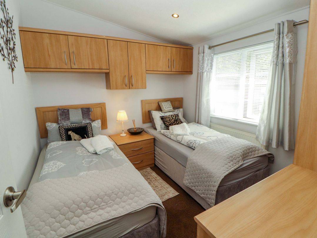 Jodene Lodge, Redwood 2