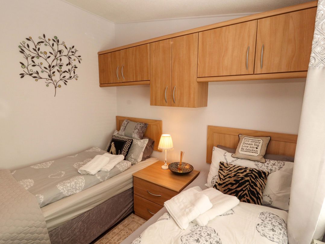 Jodene Lodge, Redwood 2