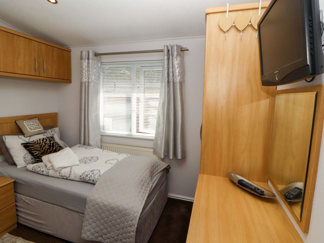 Jodene Lodge, Redwood 2