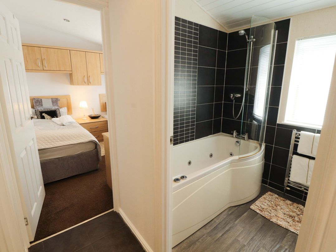 Jodene Lodge, Redwood 2