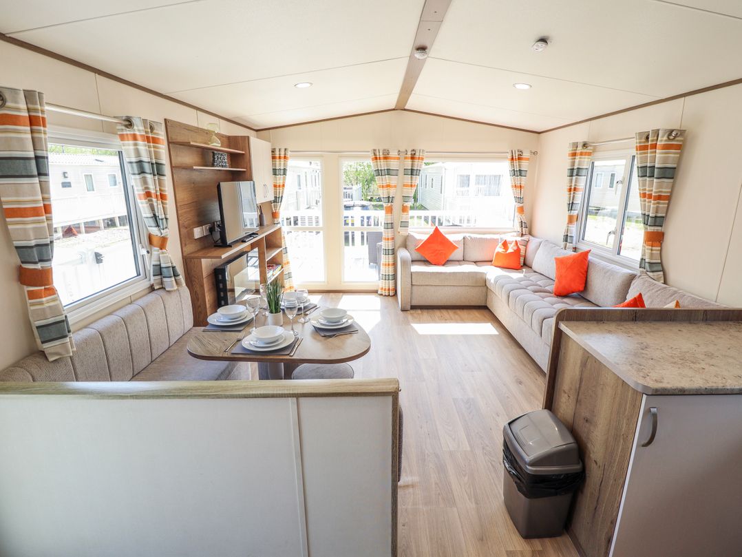 39 Larch View with hot tub