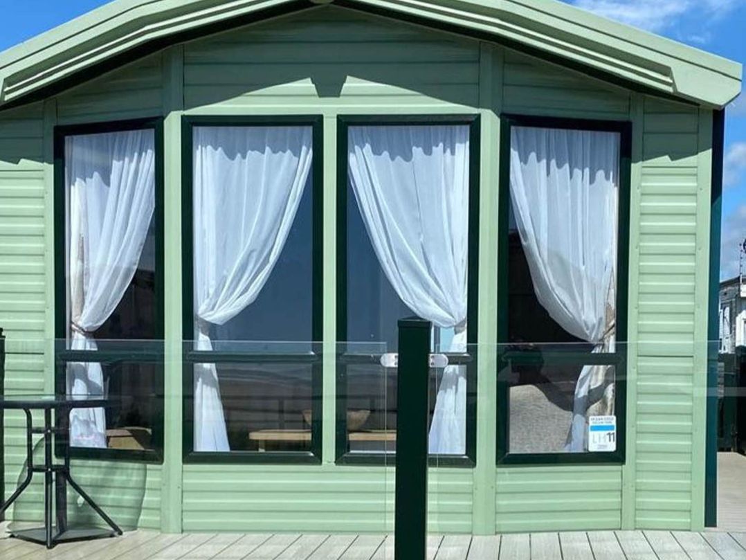 Beachside Lodge - Sleeps 6 - Pets ok - Parking