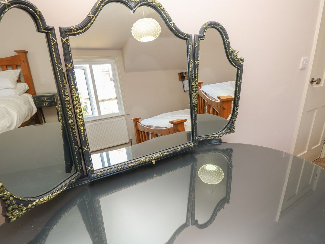 8 Manor Villas