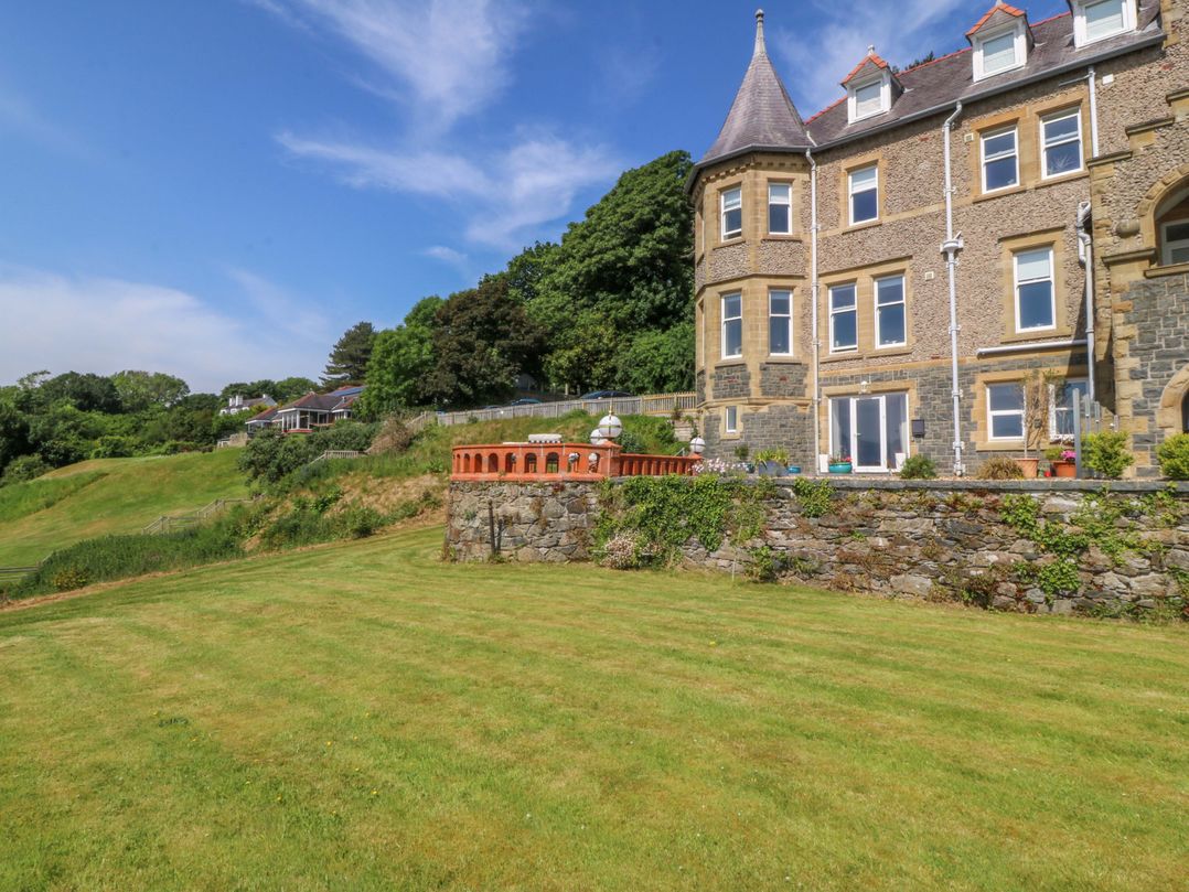 Apartment 1, Bryn Mel Manor