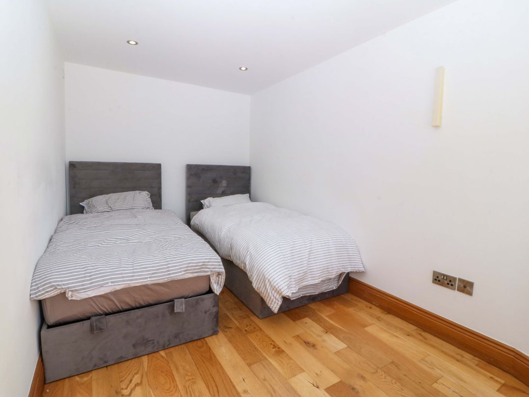 Apartment 1, Bryn Mel Manor