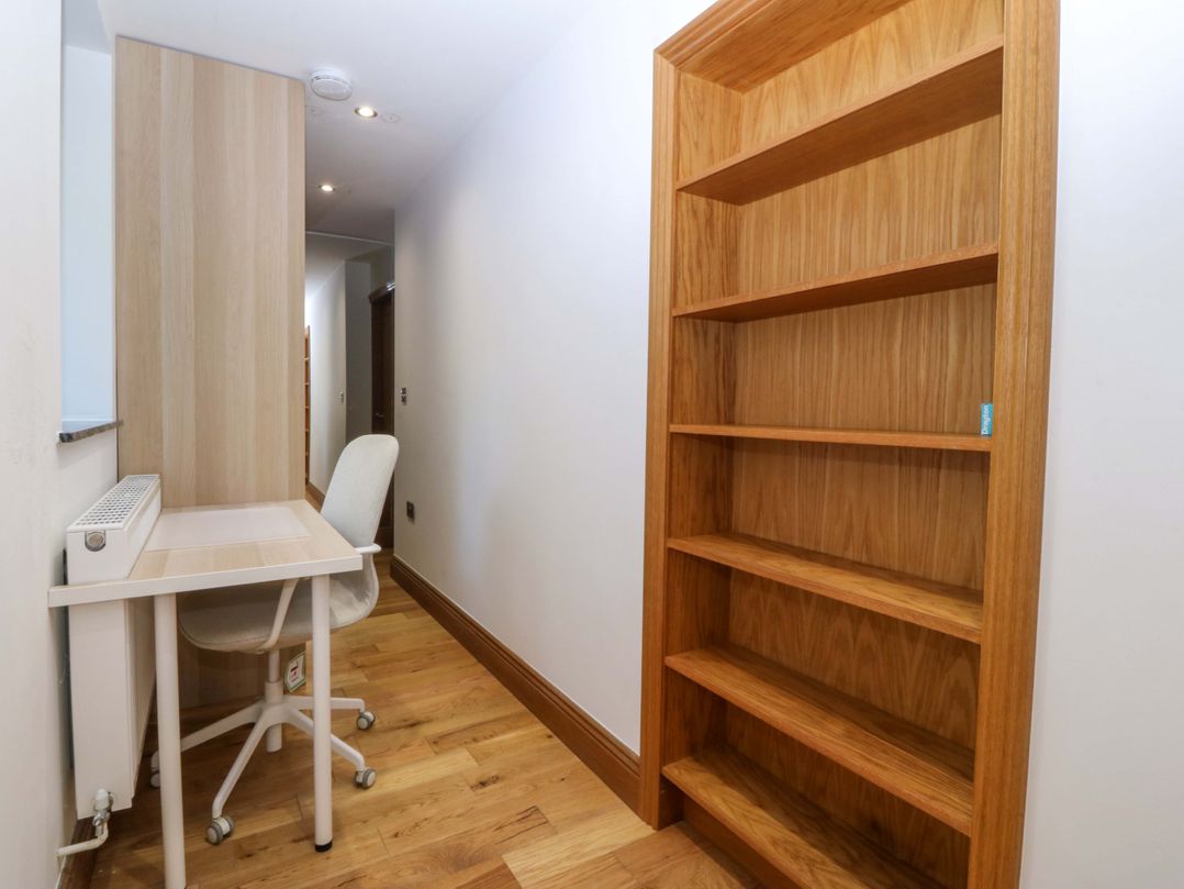 Apartment 1, Bryn Mel Manor