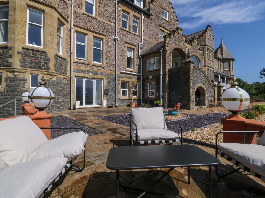 Apartment 1, Bryn Mel Manor