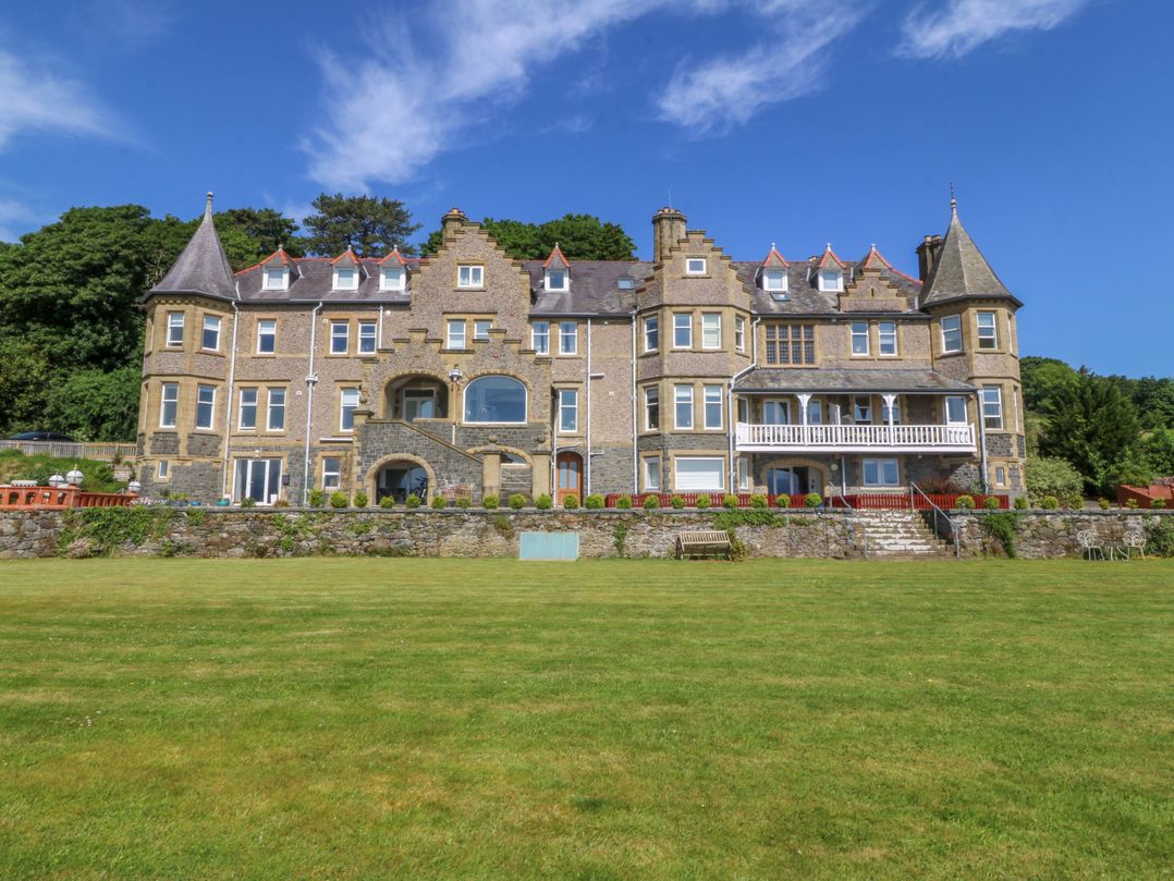 Apartment 1, Bryn Mel Manor
