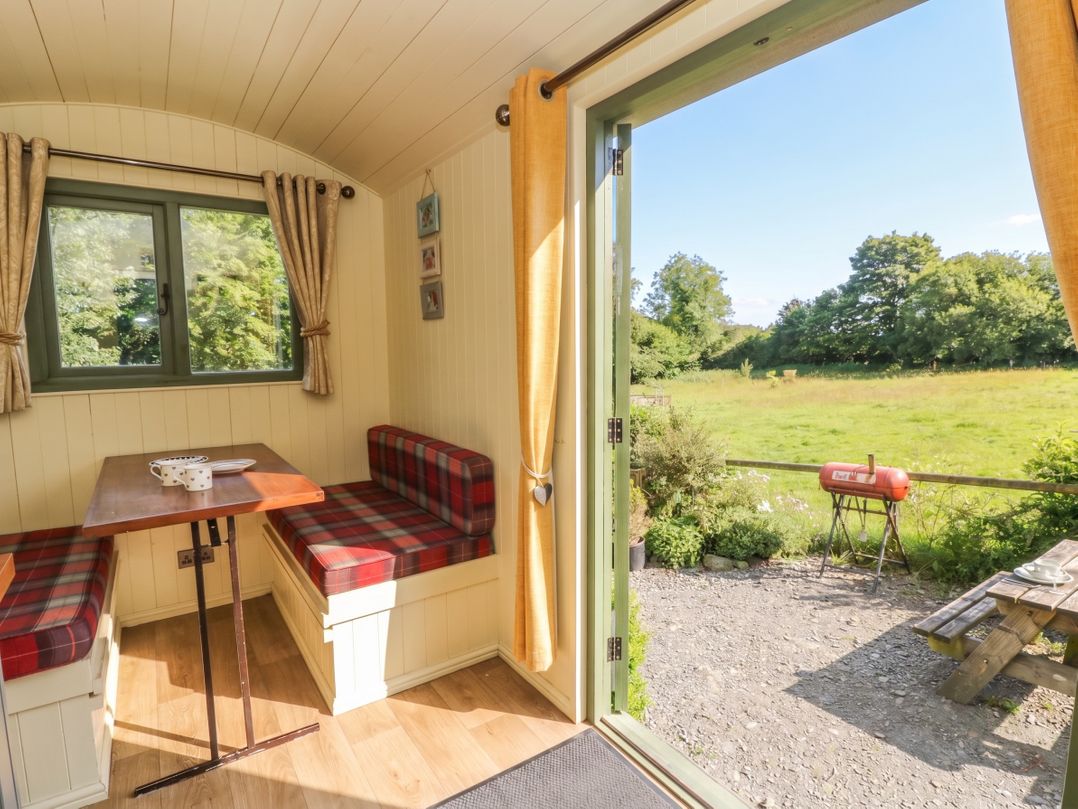 The Three Spaniels Shepherds Hut