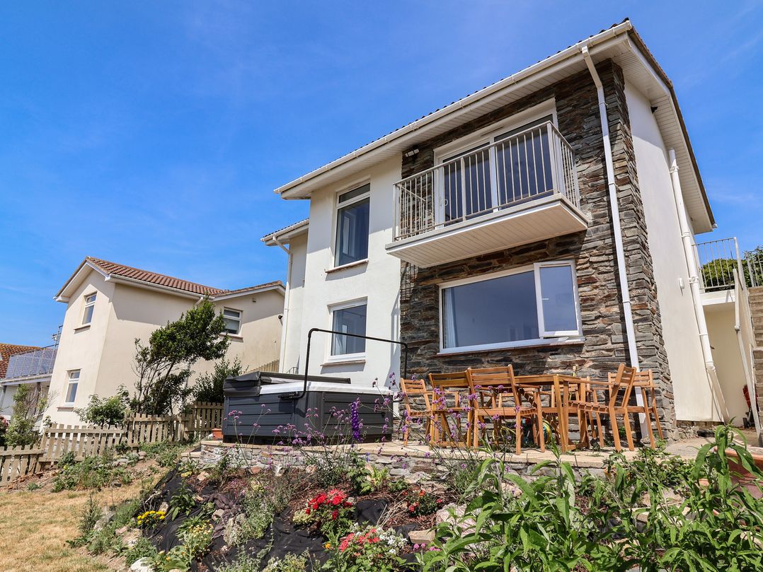 A house with balcony and dining area in the garden at Belvedere in Woolacombe