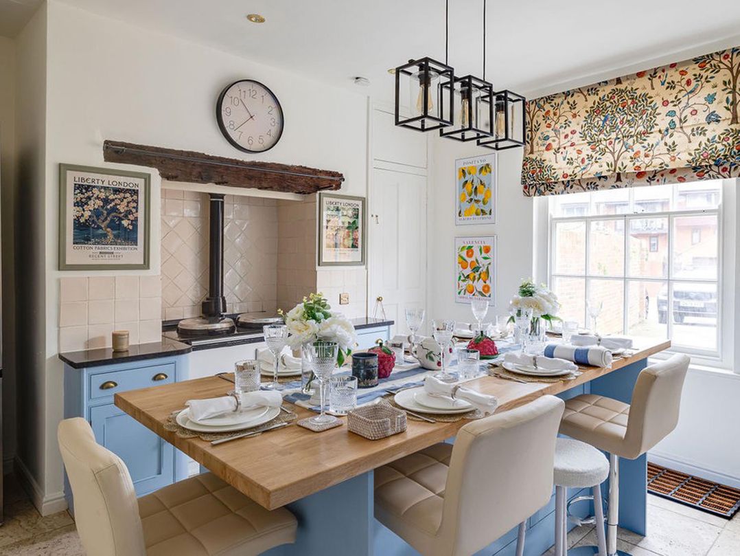 Luxury Georgian Townhouse / sleeps 10 / parking